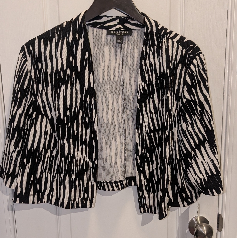 Perceptions Black‎ And White Abstract Cropped Shrug Size 1X